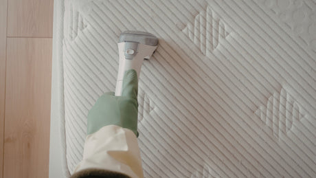 Cum cureti o saltea acasa: ghid complet pentru pete, mirosuri si acarieni